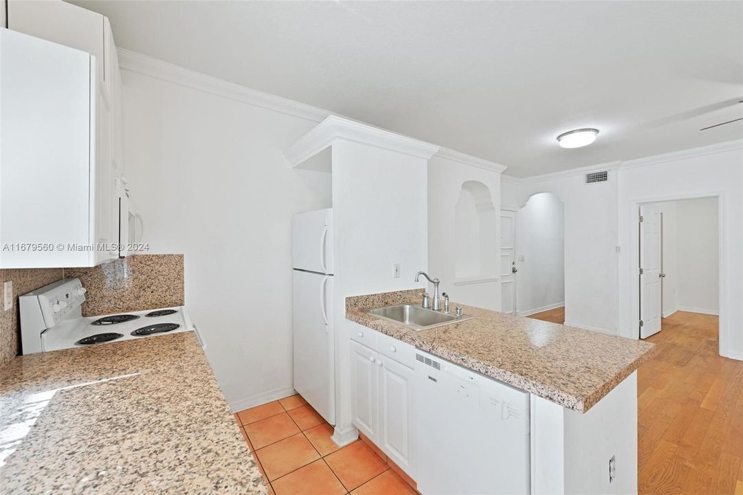 For Sale: $325,000 (2 beds, 1 baths, 800 Square Feet)