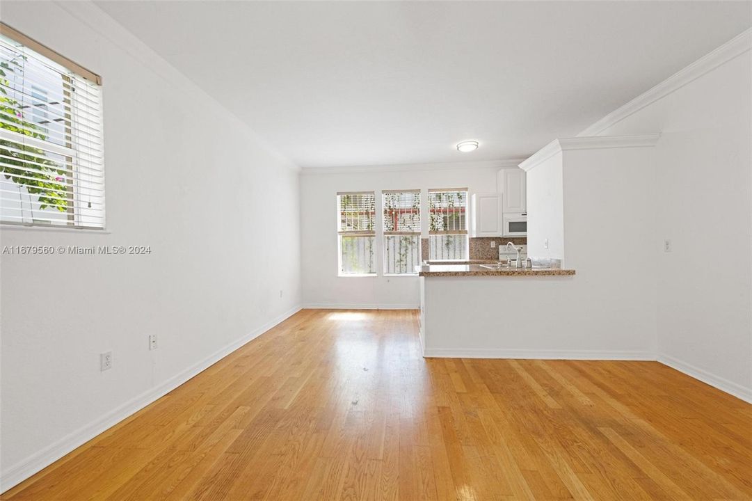 For Sale: $325,000 (2 beds, 1 baths, 800 Square Feet)