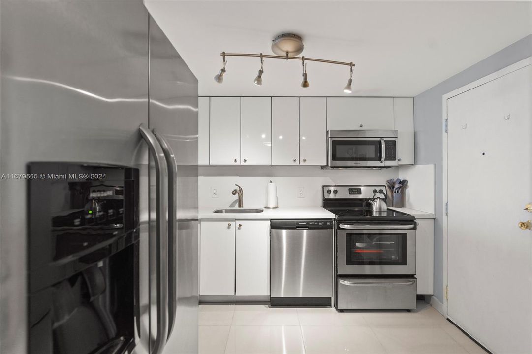 For Sale: $329,800 (2 beds, 2 baths, 1152 Square Feet)