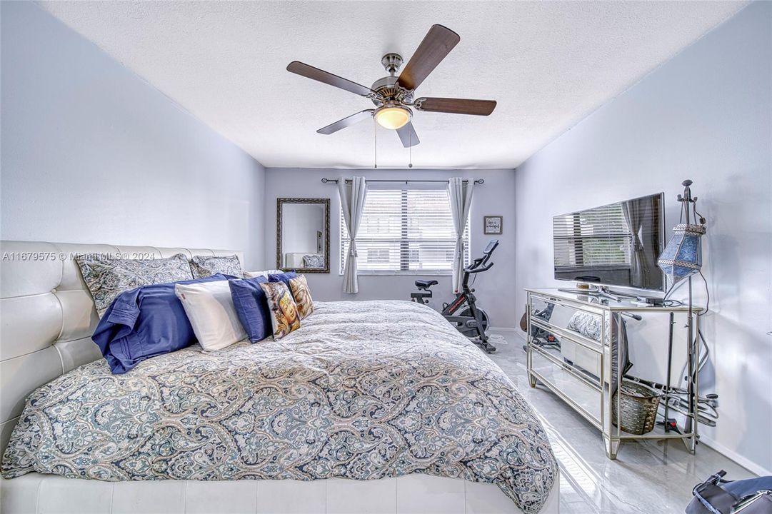 For Sale: $345,000 (2 beds, 2 baths, 900 Square Feet)