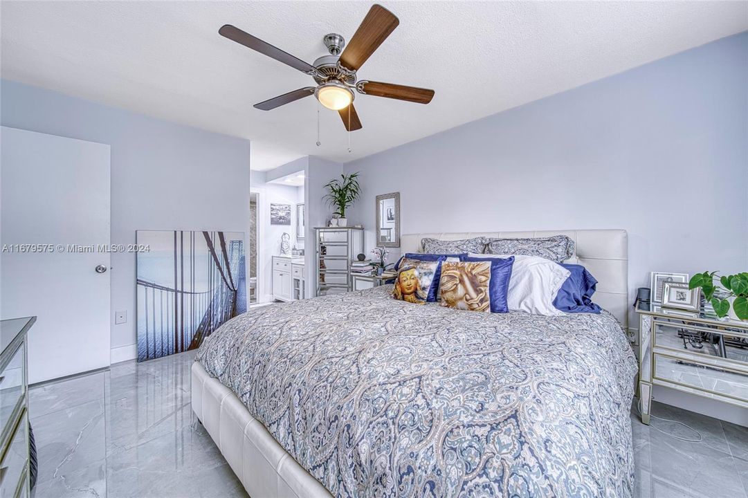 For Sale: $345,000 (2 beds, 2 baths, 900 Square Feet)