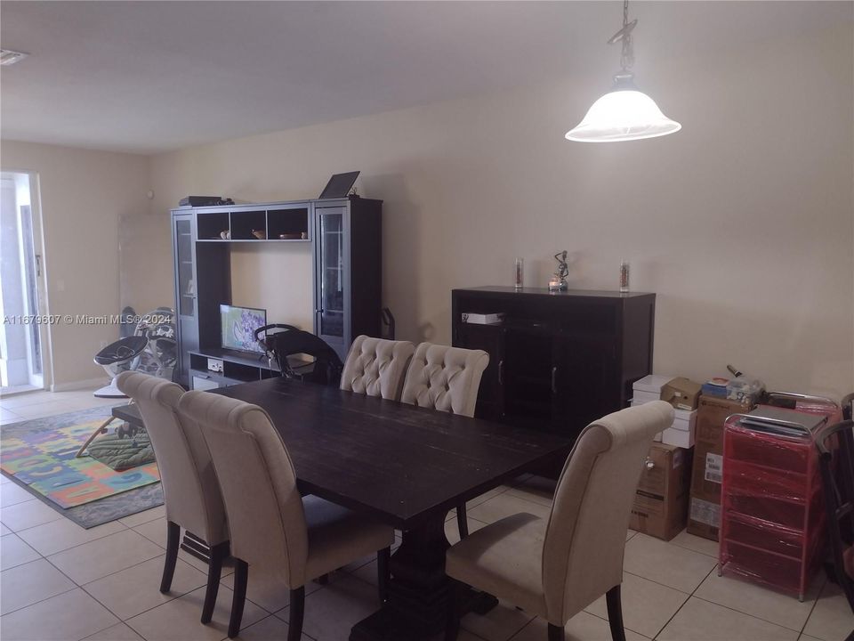 En Venta: $379,900 (3 camas, 2 baños, 1306 Pies cuadrados)