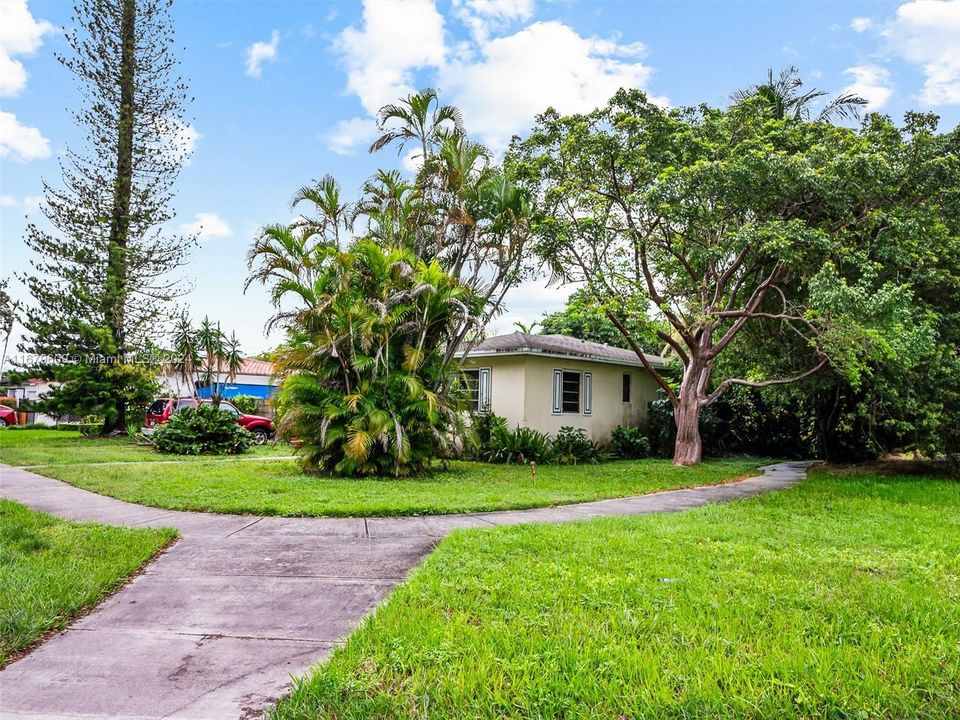 For Sale: $949,000 (3 beds, 1 baths, 1091 Square Feet)