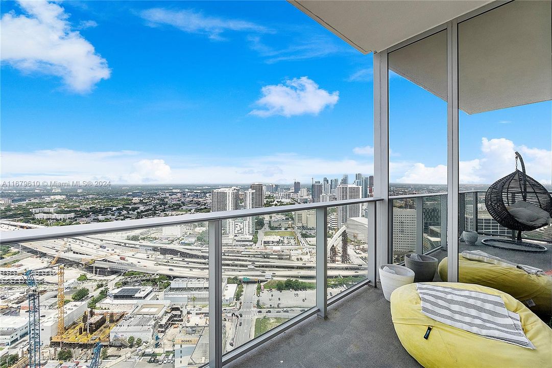 For Sale: $695,000 (1 beds, 1 baths, 937 Square Feet)