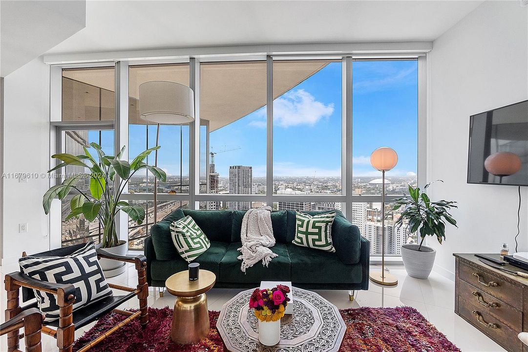 For Sale: $695,000 (1 beds, 1 baths, 937 Square Feet)