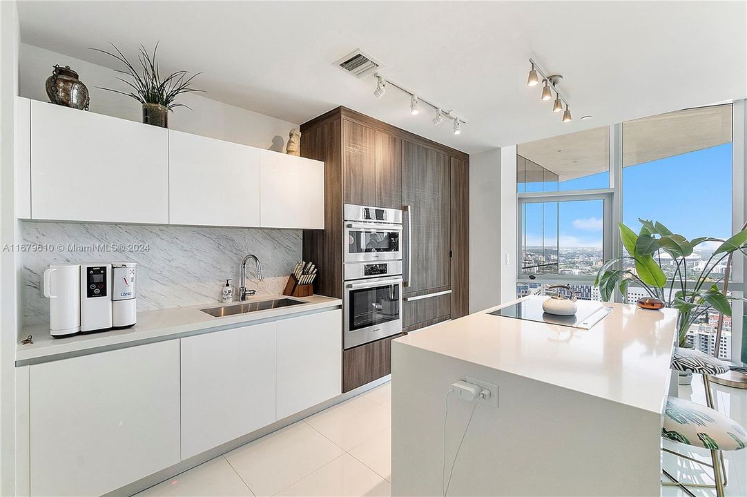 For Sale: $695,000 (1 beds, 1 baths, 937 Square Feet)