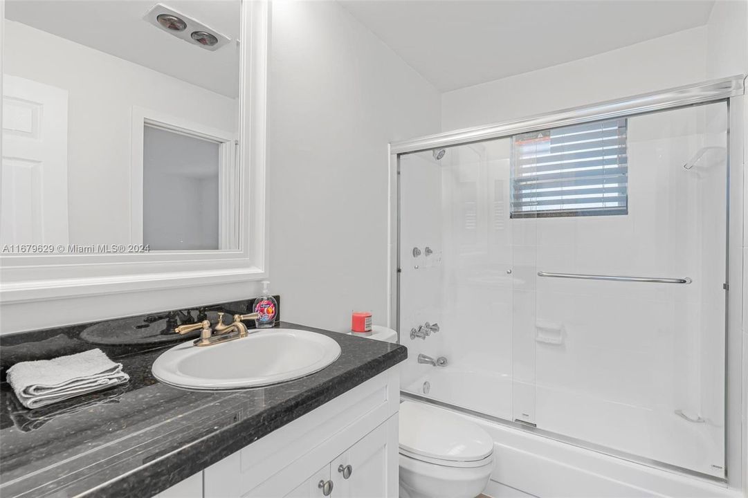 For Sale: $319,000 (2 beds, 2 baths, 1268 Square Feet)