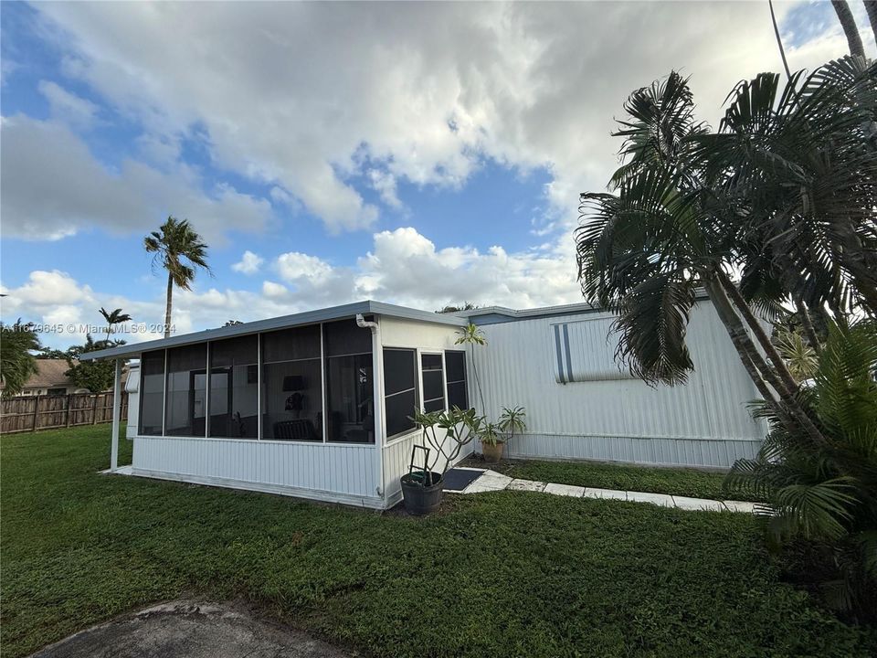 For Sale: $249,900 (2 beds, 2 baths, 1010 Square Feet)