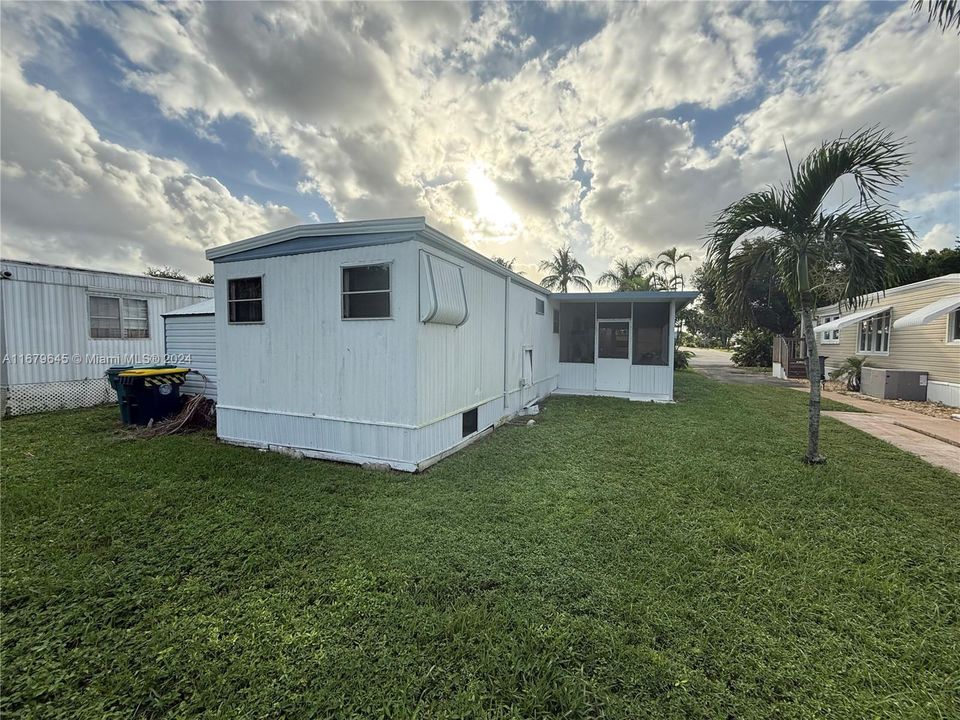 For Sale: $249,900 (2 beds, 2 baths, 1010 Square Feet)