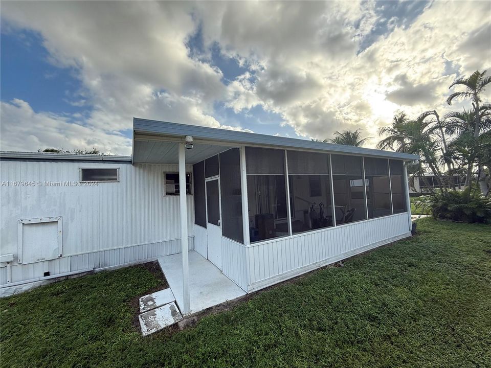 For Sale: $249,900 (2 beds, 2 baths, 1010 Square Feet)