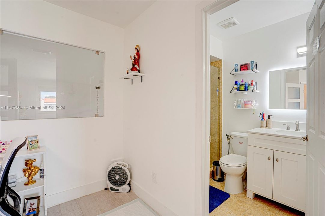 For Sale: $440,000 (2 beds, 2 baths, 1199 Square Feet)