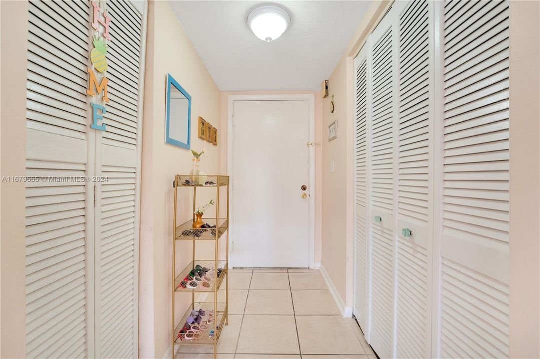 For Sale: $439,000 (2 beds, 2 baths, 1003 Square Feet)