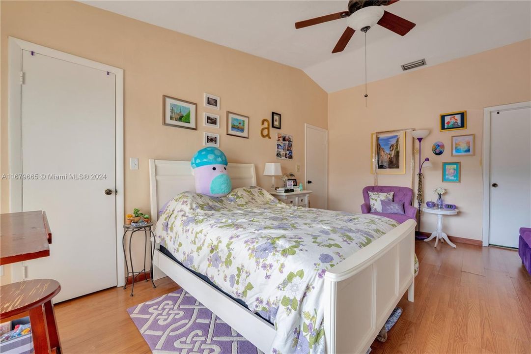 For Sale: $439,000 (2 beds, 2 baths, 1003 Square Feet)