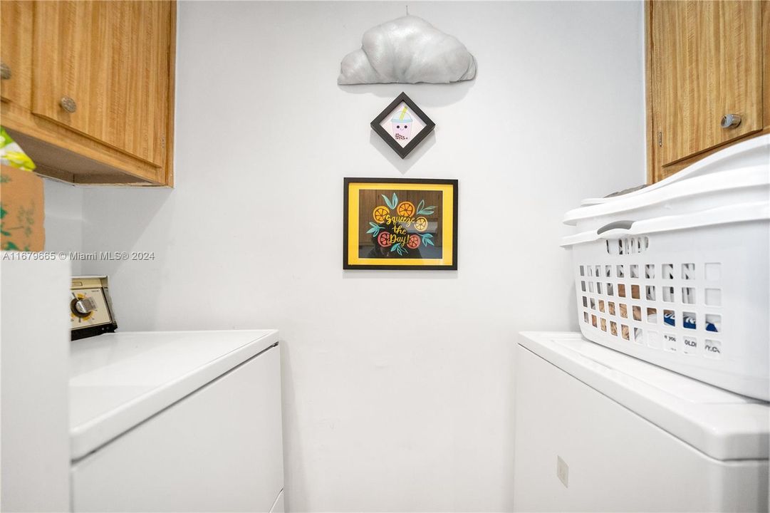 For Sale: $439,000 (2 beds, 2 baths, 1003 Square Feet)