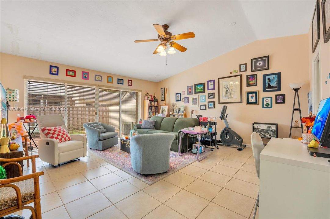 For Sale: $439,000 (2 beds, 2 baths, 1003 Square Feet)