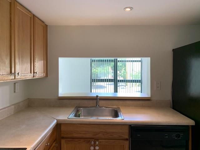 For Sale: $220,000 (1 beds, 1 baths, 708 Square Feet)