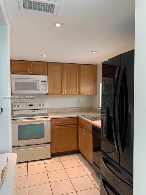 For Sale: $220,000 (1 beds, 1 baths, 708 Square Feet)