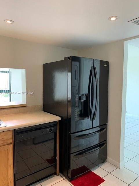 For Sale: $220,000 (1 beds, 1 baths, 708 Square Feet)