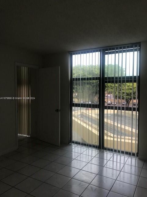 For Sale: $220,000 (1 beds, 1 baths, 708 Square Feet)