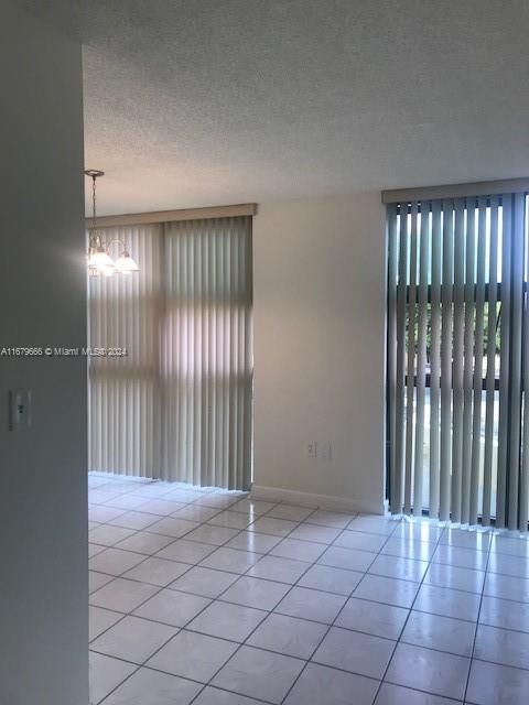 For Sale: $220,000 (1 beds, 1 baths, 708 Square Feet)