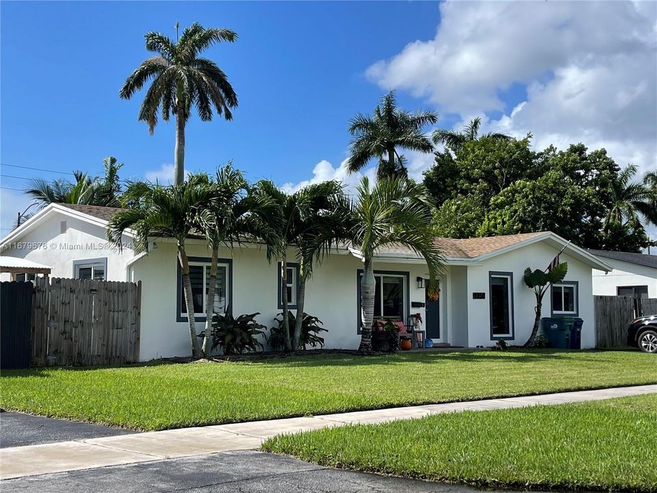 For Sale: $749,000 (4 beds, 2 baths, 1498 Square Feet)