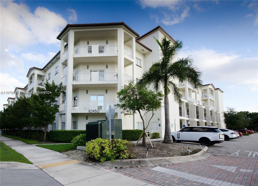 Active With Contract: $2,950 (2 beds, 2 baths, 1206 Square Feet)