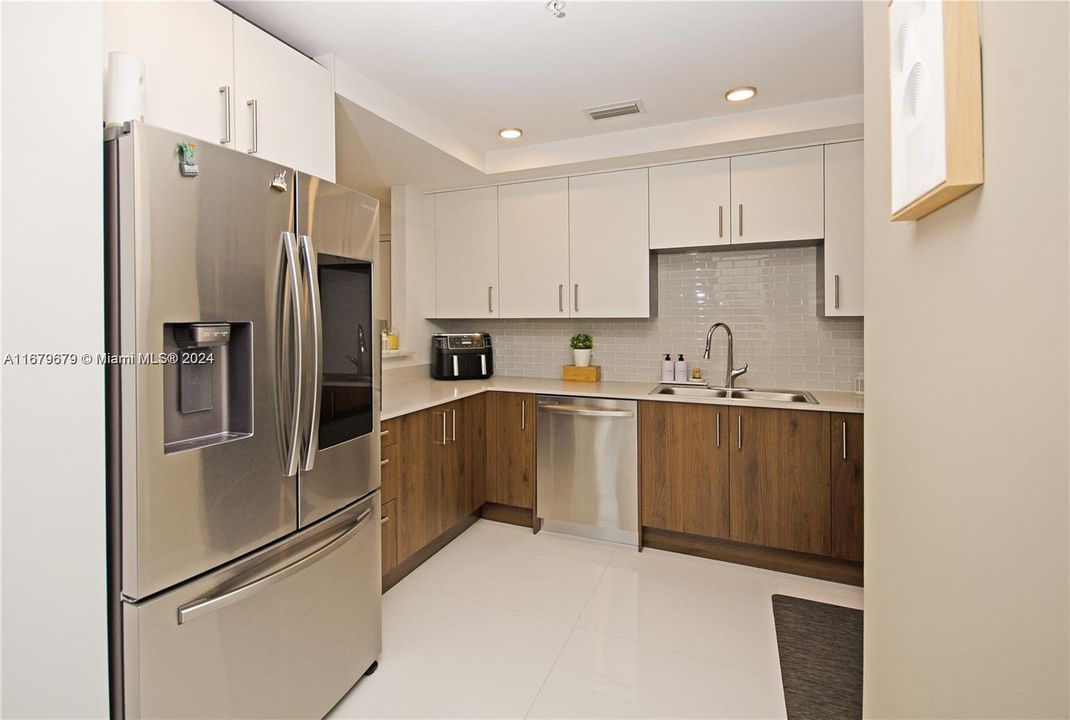 Active With Contract: $2,950 (2 beds, 2 baths, 1206 Square Feet)