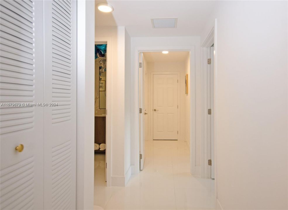 Active With Contract: $2,950 (2 beds, 2 baths, 1206 Square Feet)