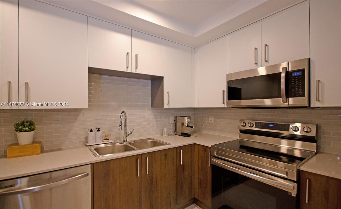 Active With Contract: $2,950 (2 beds, 2 baths, 1206 Square Feet)