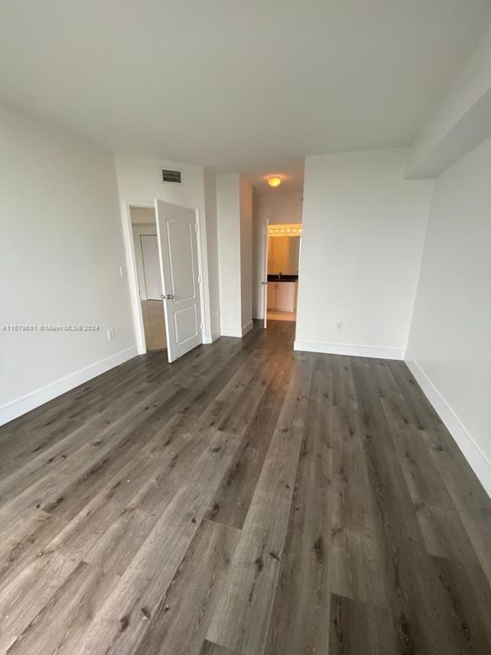 For Sale: $440,000 (2 beds, 2 baths, 979 Square Feet)