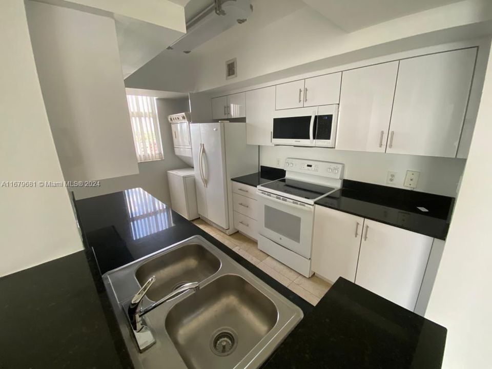 For Sale: $440,000 (2 beds, 2 baths, 979 Square Feet)