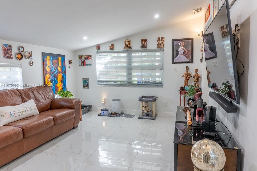 En Venta: $640,000 (3 camas, 2 baños, 1365 Pies cuadrados)