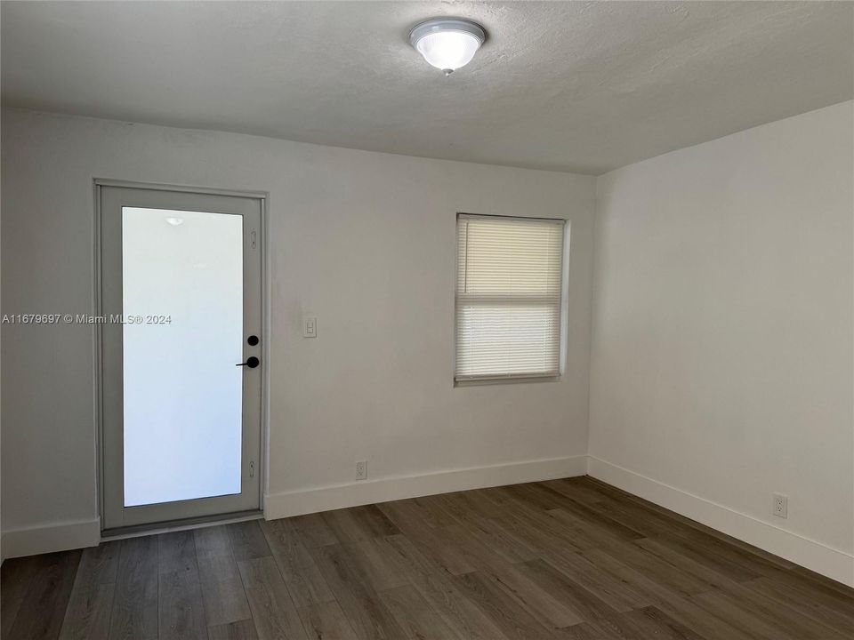 For Sale: $389,000 (2 beds, 1 baths, 594 Square Feet)