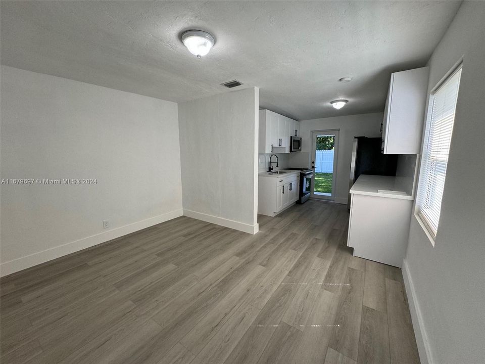 For Sale: $389,000 (2 beds, 1 baths, 594 Square Feet)