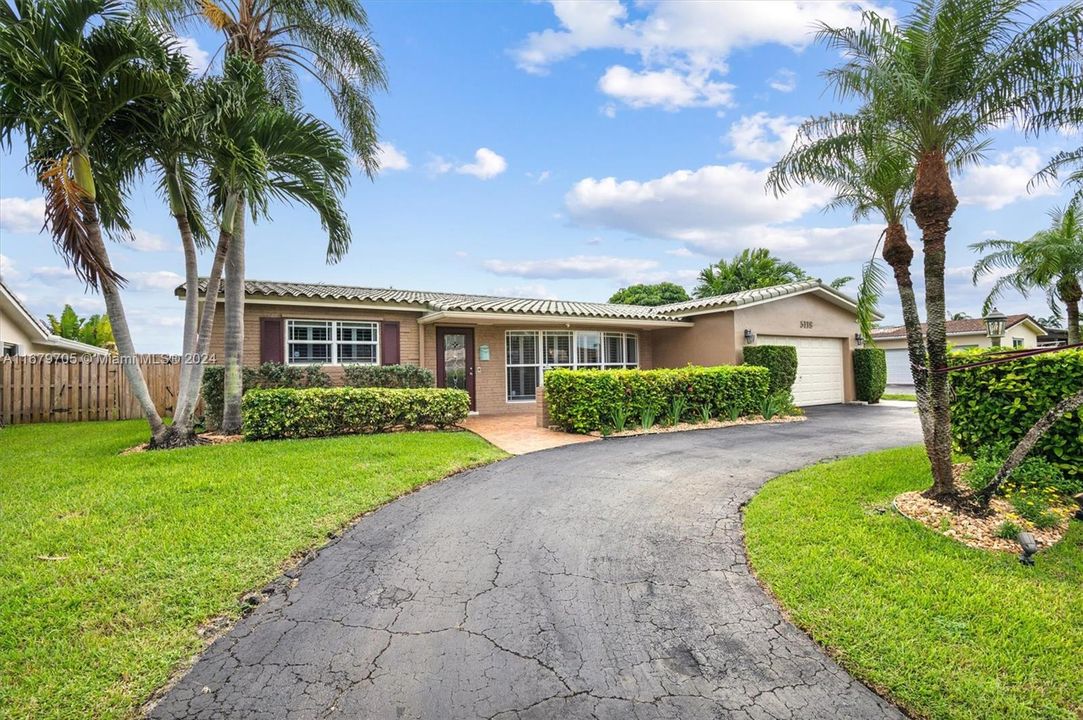 For Sale: $850,000 (3 beds, 2 baths, 1777 Square Feet)