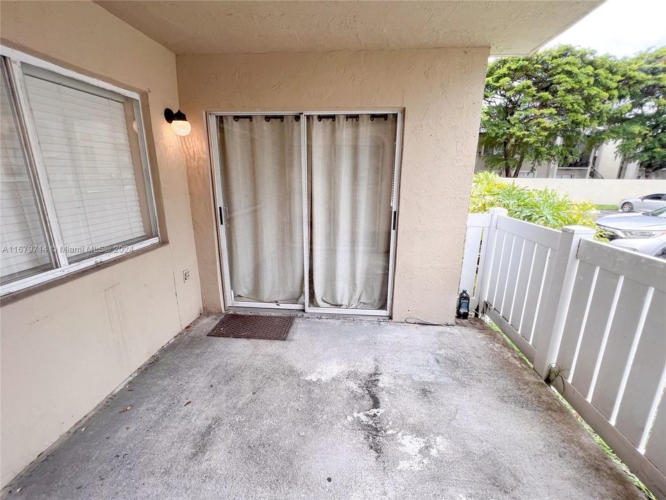 Active With Contract: $2,400 (2 beds, 2 baths, 1163 Square Feet)