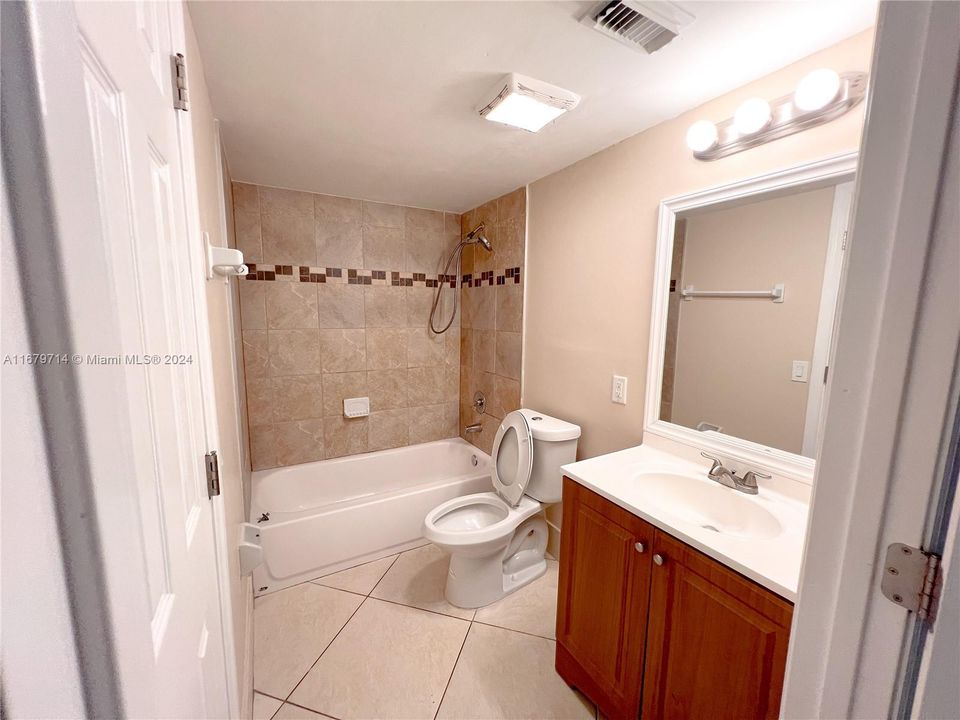 Active With Contract: $2,400 (2 beds, 2 baths, 1163 Square Feet)