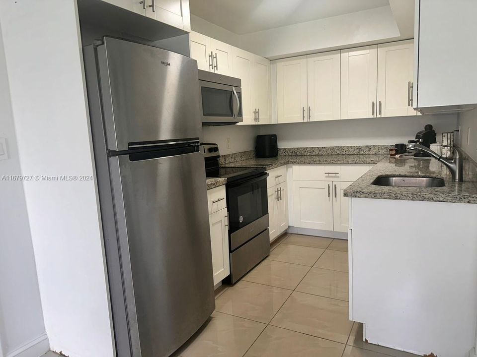 For Sale: $315,000 (2 beds, 2 baths, 979 Square Feet)