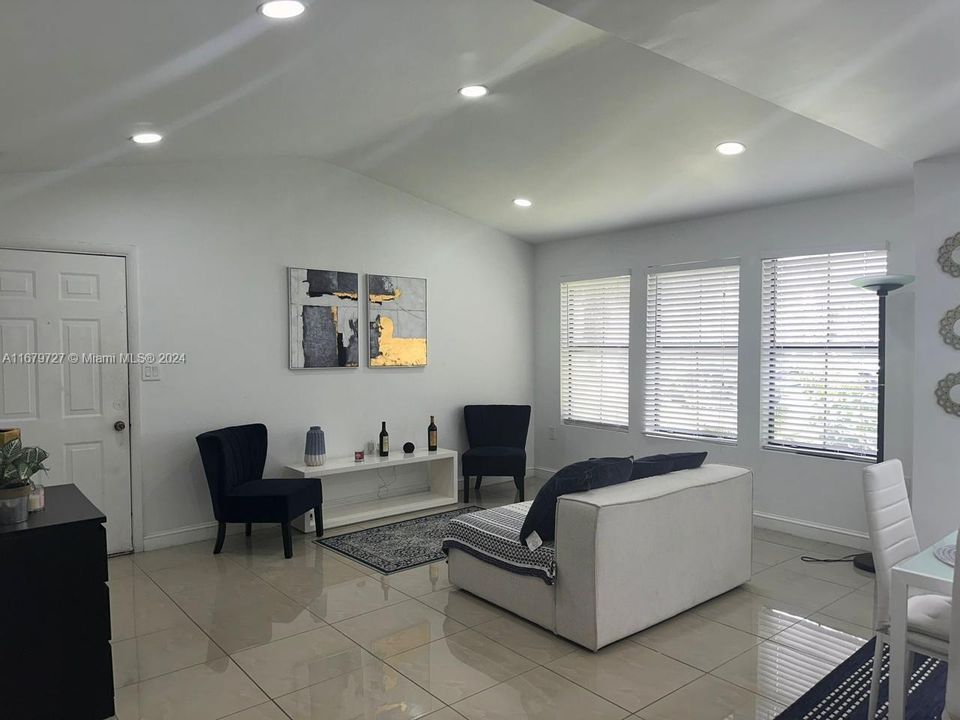 For Sale: $315,000 (2 beds, 2 baths, 979 Square Feet)