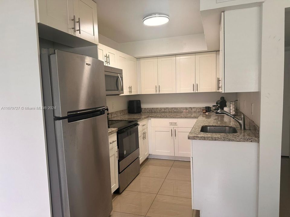 For Sale: $315,000 (2 beds, 2 baths, 979 Square Feet)