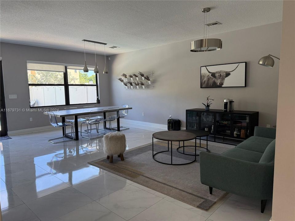 En Venta: $890,000 (4 camas, 2 baños, 2223 Pies cuadrados)