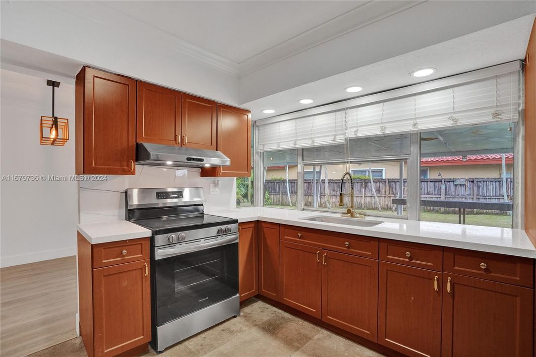 For Sale: $434,900 (2 beds, 1 baths, 1079 Square Feet)