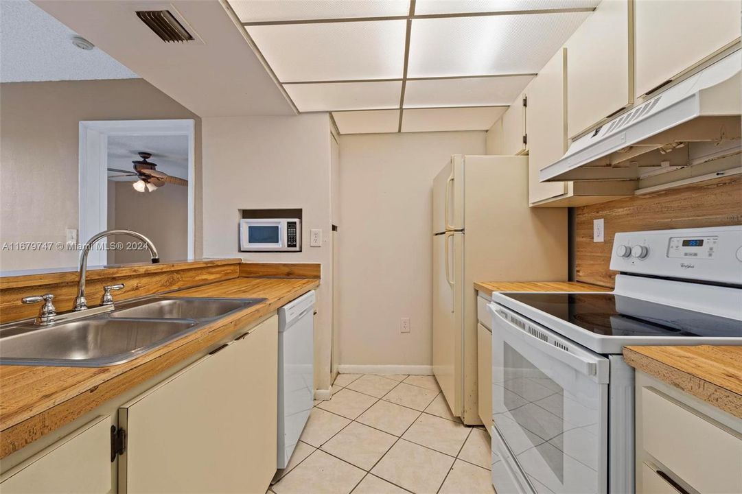 For Sale: $249,500 (2 beds, 2 baths, 939 Square Feet)