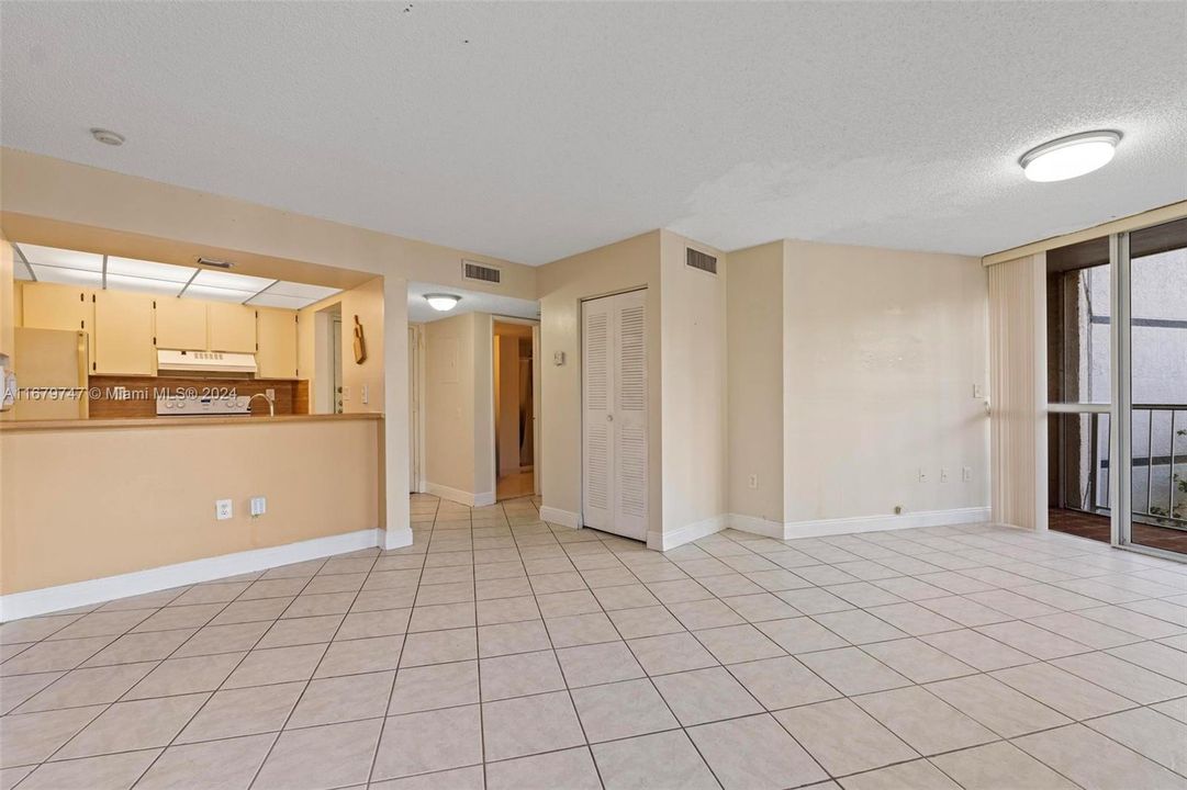 For Sale: $249,500 (2 beds, 2 baths, 939 Square Feet)