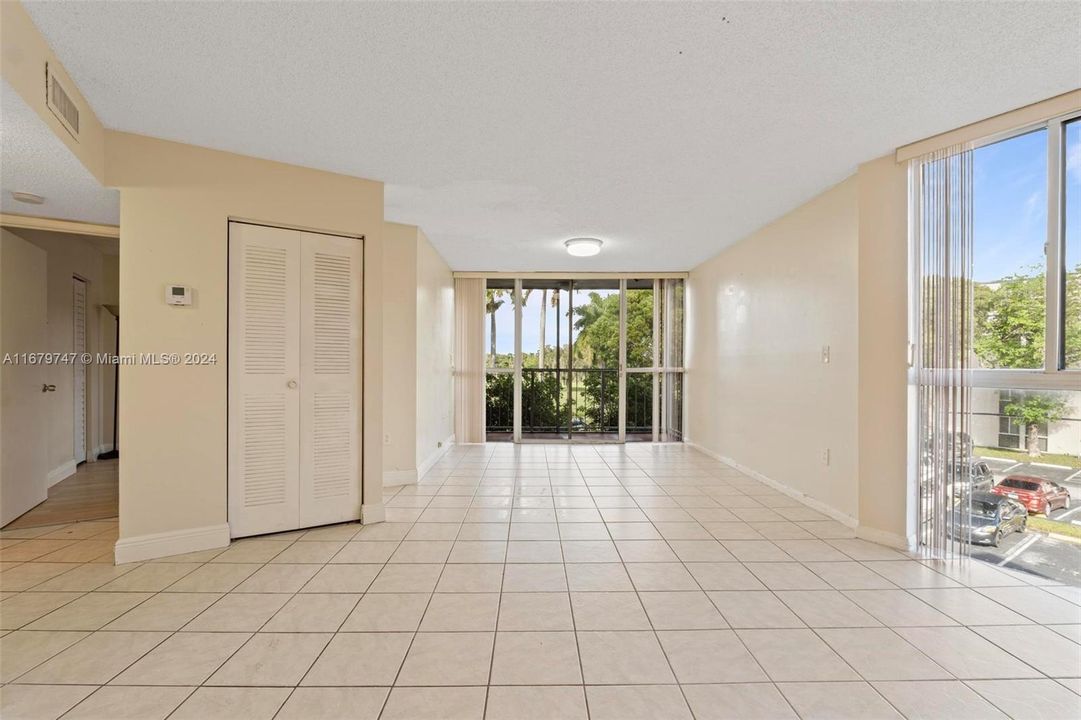 For Sale: $249,500 (2 beds, 2 baths, 939 Square Feet)