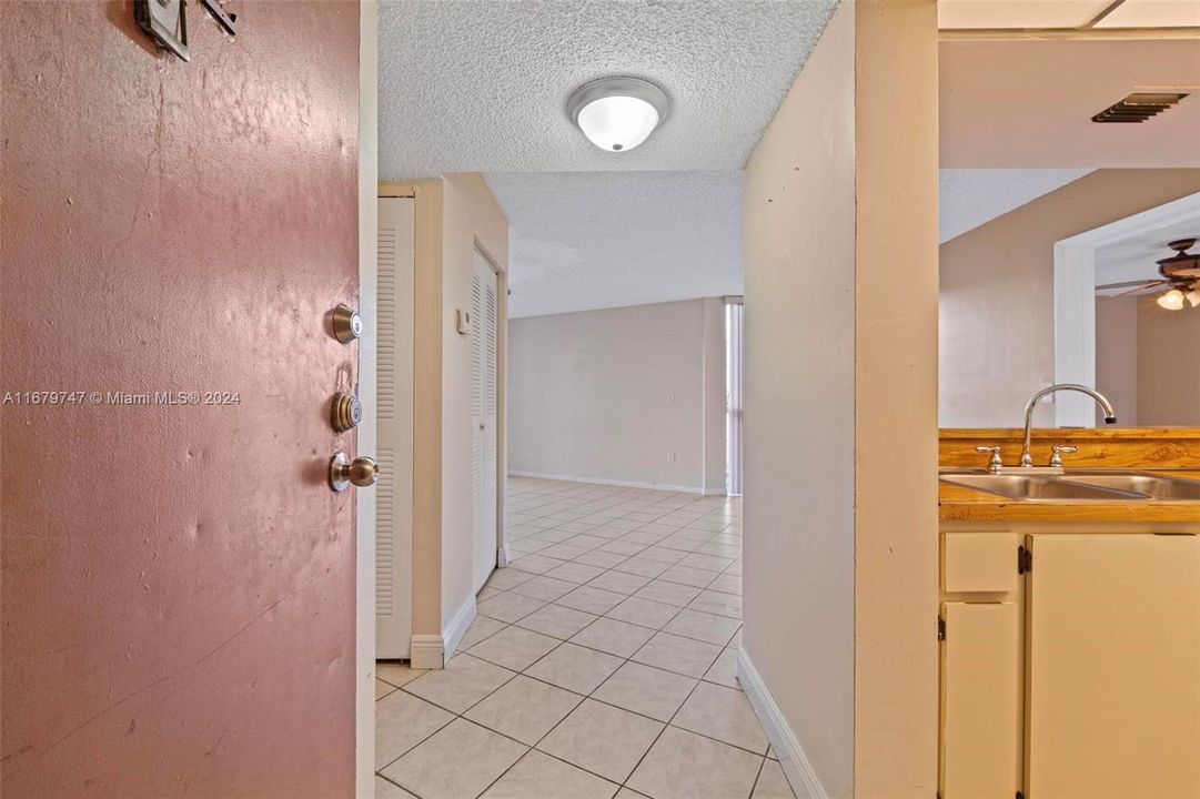 For Sale: $249,500 (2 beds, 2 baths, 939 Square Feet)