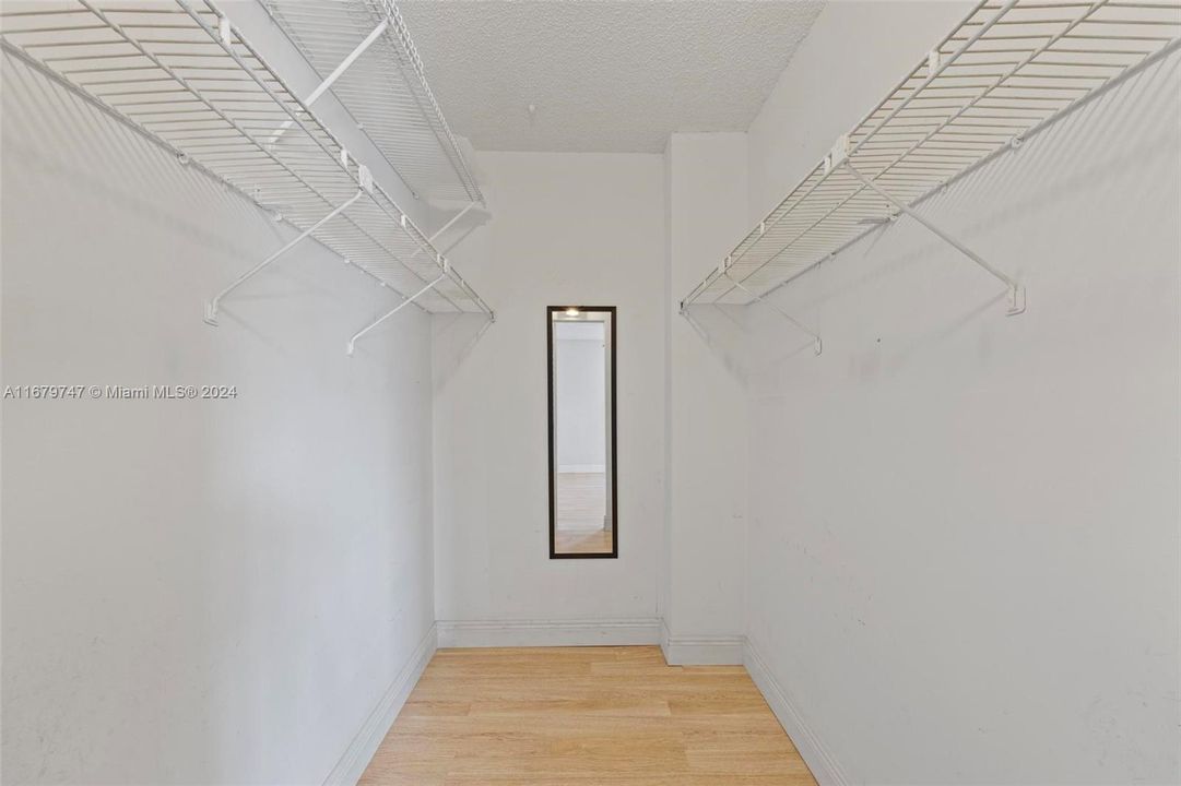 For Sale: $249,500 (2 beds, 2 baths, 939 Square Feet)