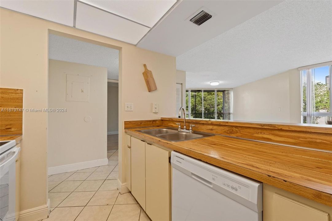 For Sale: $249,500 (2 beds, 2 baths, 939 Square Feet)