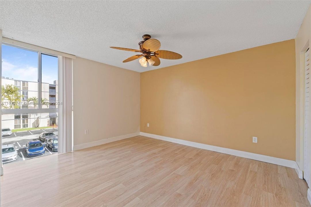 For Sale: $249,500 (2 beds, 2 baths, 939 Square Feet)