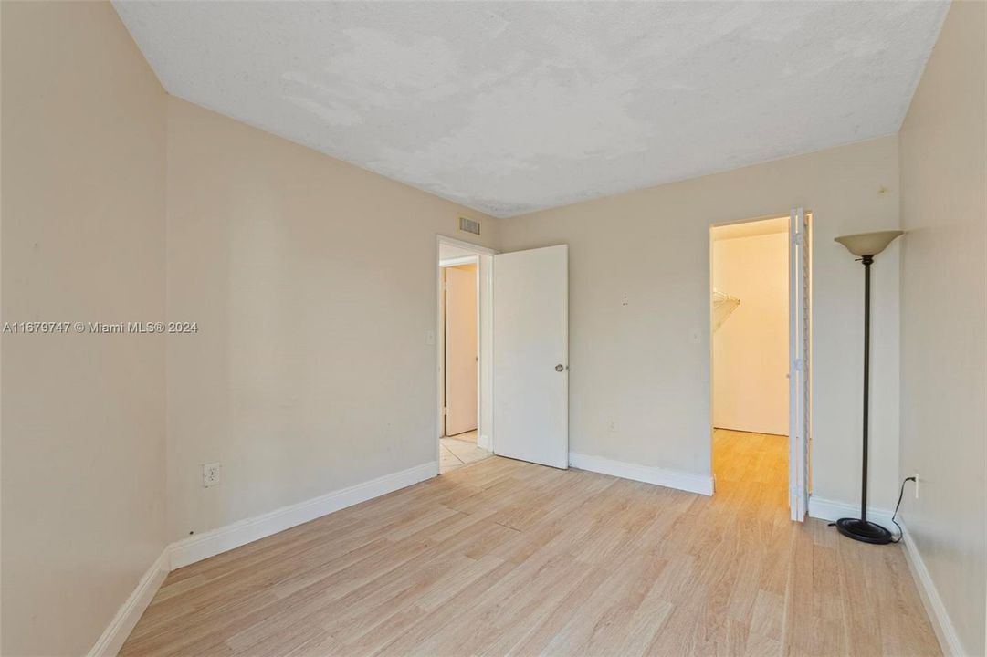 For Sale: $249,500 (2 beds, 2 baths, 939 Square Feet)